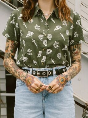Pyknic Pizza Slayer Olive Green Button-Up Shirt Women’s Size Small